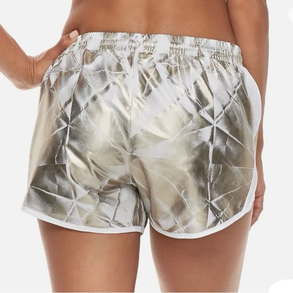 Under Armour, women’s size, extra large speed, stride, print shorts, heat gear - Picture 3 of 9